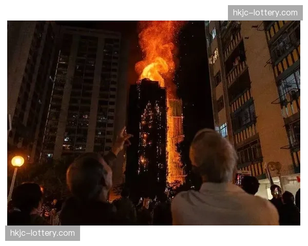 场边突发火警误报,比赛中断十分钟后恢复 场边突发火警误报,比赛中断十分钟后恢复