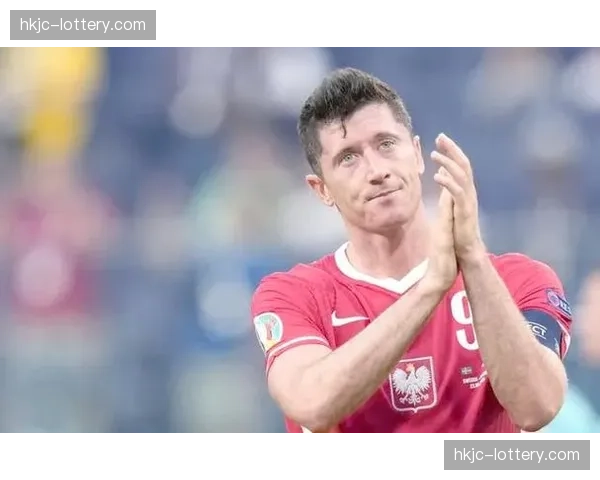 镜头捕捉：看台上，一位小球迷为错失单刀的莱万送上鼓励掌声