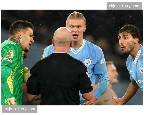 英超下赛季将试点新规，鼓励裁判对防守方“战术性抱摔”做出更严判罚